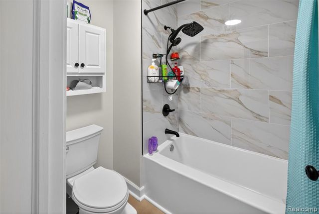 17207 Kingsbrooke Drive, Clinton Township, MI 48038
