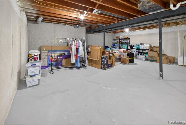 17207 Kingsbrooke Drive, Clinton Township, MI 48038