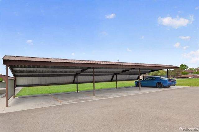 17207 Kingsbrooke Drive, Clinton Township, MI 48038