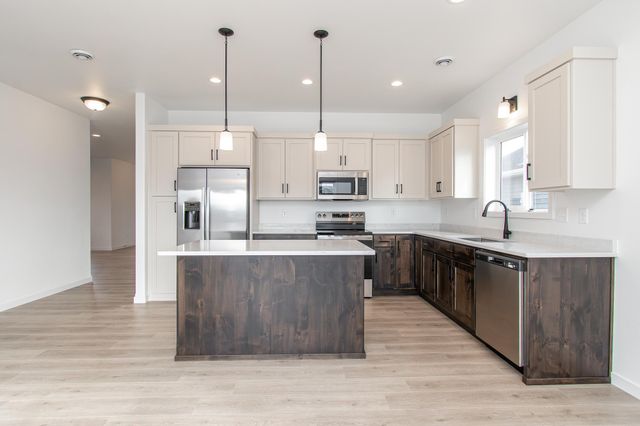 2566 69th Avenue S, Fargo, ND 58104