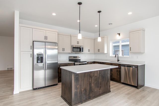 2566 69th Avenue S, Fargo, ND 58104