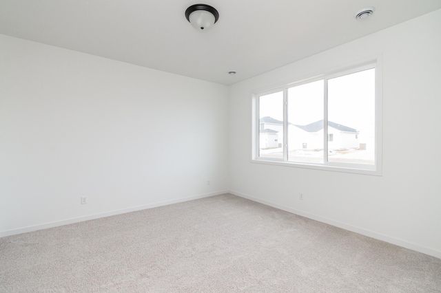 2566 69th Avenue S, Fargo, ND 58104