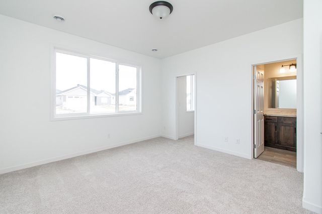 2566 69th Avenue S, Fargo, ND 58104