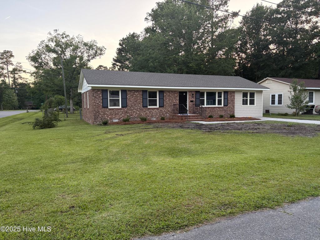 620 S Orange Street, Wallace, NC 28466