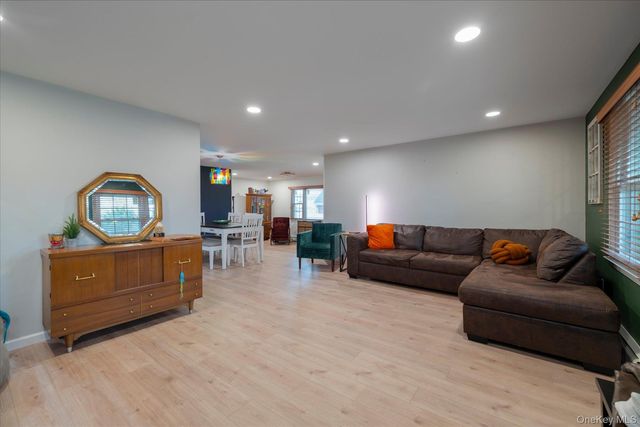 171 W 16th Street, Deer Park, NY 11729