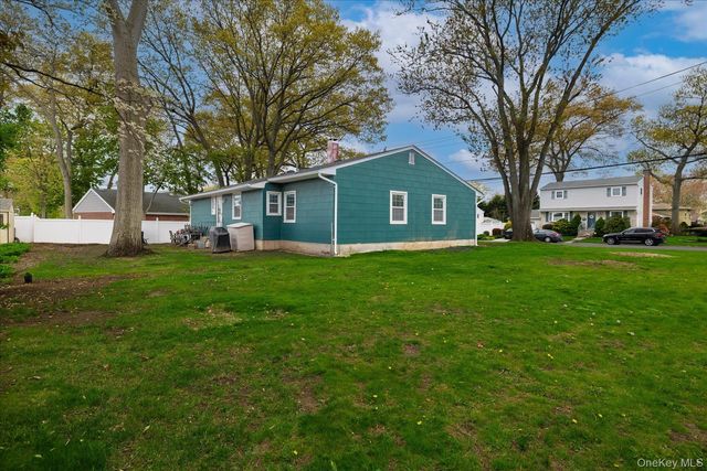 171 W 16th Street, Deer Park, NY 11729