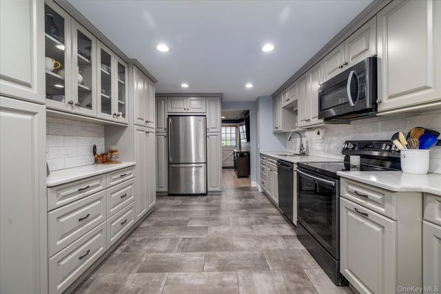 171 W 16th Street, Deer Park, NY 11729
