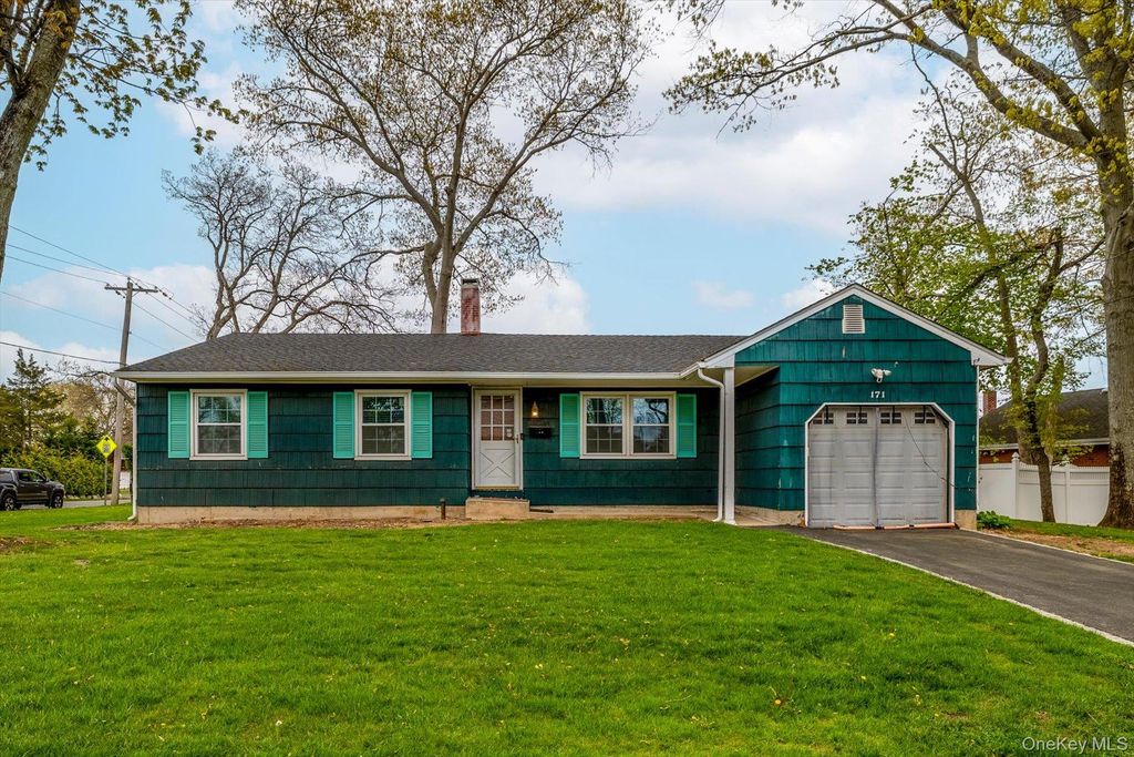 171 W 16th Street, Deer Park, NY 11729