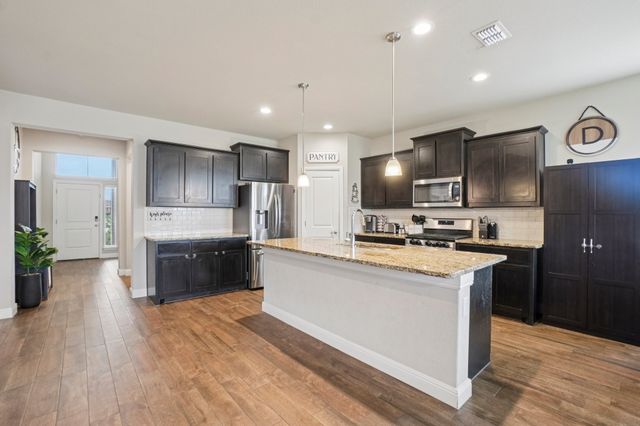 701 Indian Hawthorn Drive, Glenn Heights, TX 75154