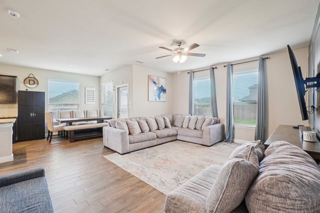 701 Indian Hawthorn Drive, Glenn Heights, TX 75154