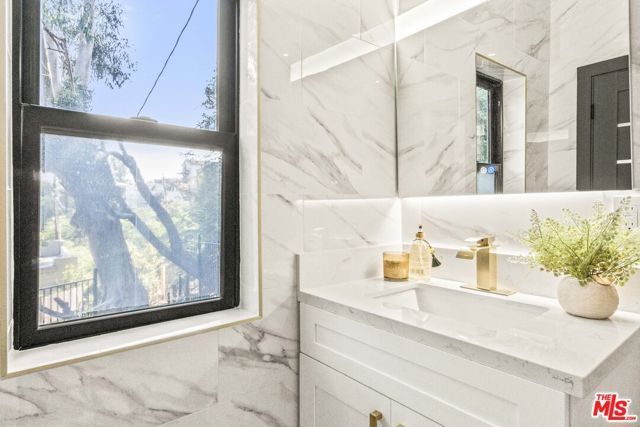 2315 Loma Vista Place, Los Angeles, CA 90039