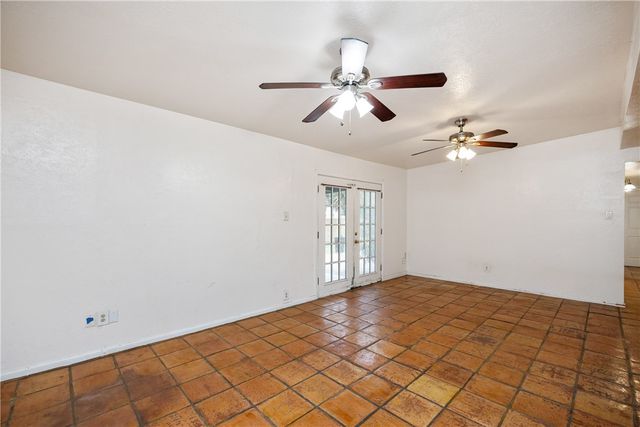 730 Santa Anita Dr, Kingsville, TX 78363