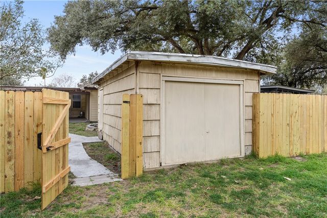 730 Santa Anita Dr, Kingsville, TX 78363