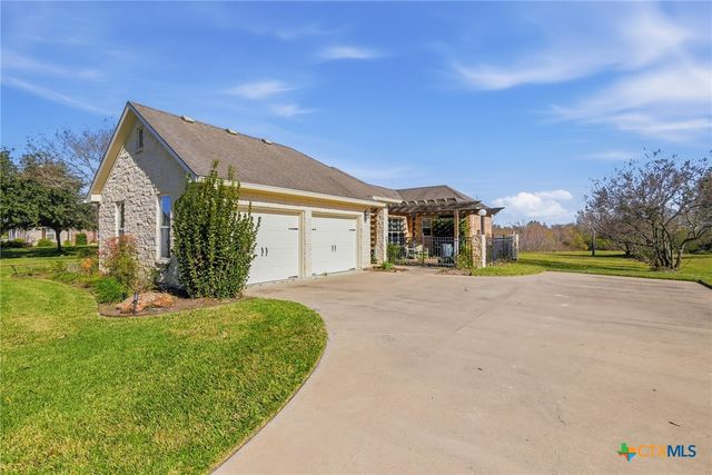 106 Pebble Brook, Victoria, TX 77904