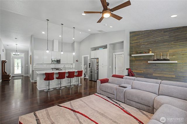 272 Trout Lakes Road, Castle Rock, WA 98611