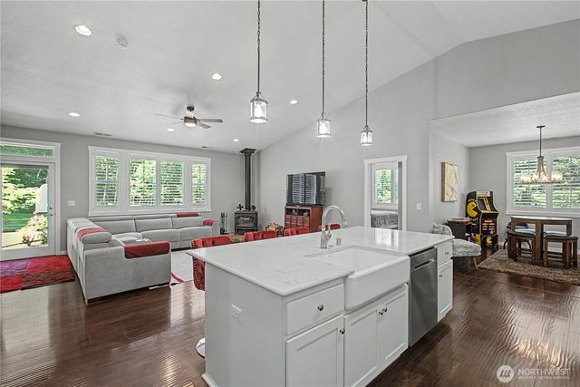 272 Trout Lakes Road, Castle Rock, WA 98611