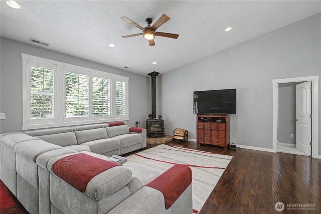 272 Trout Lakes Road, Castle Rock, WA 98611
