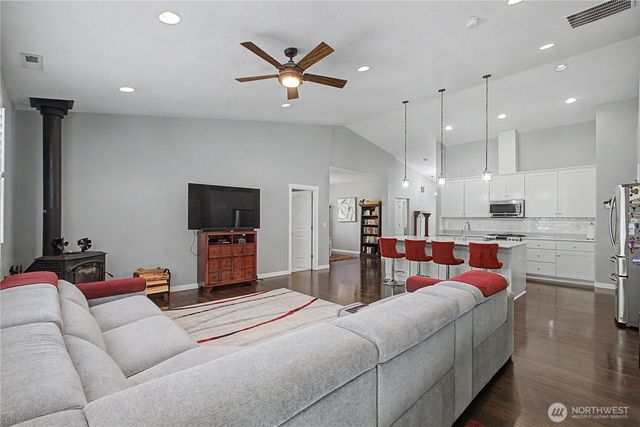 272 Trout Lakes Road, Castle Rock, WA 98611