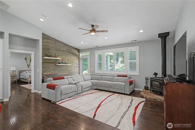 272 Trout Lakes Road, Castle Rock, WA 98611