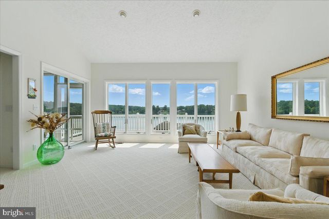 35 LAKE SHORE DR, Union Hall, VA 24176
