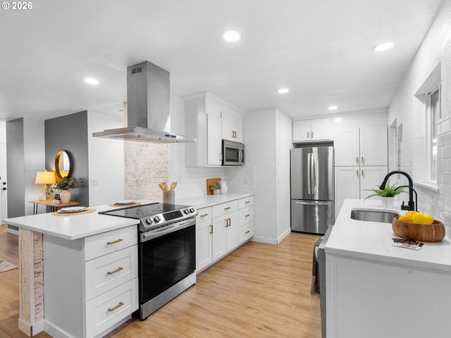 2683 Sw SPRING GARDEN St, Portland, OR 97219