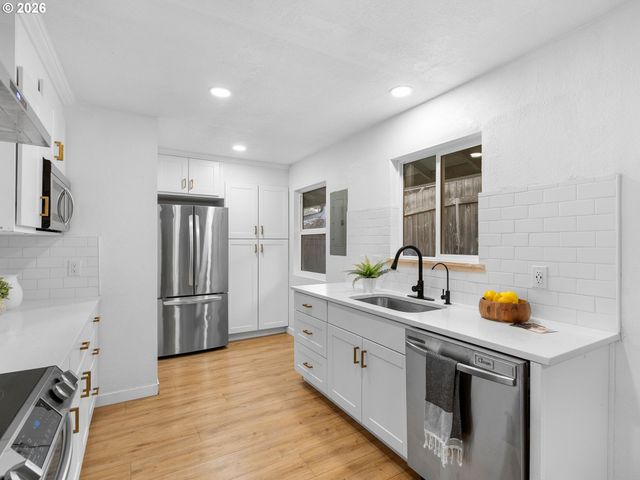 2683 Sw SPRING GARDEN St, Portland, OR 97219