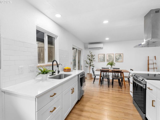 2683 Sw SPRING GARDEN St, Portland, OR 97219