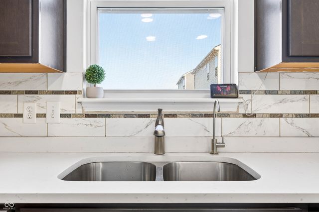 3073 Creekridge Court, Columbus, IN 47201