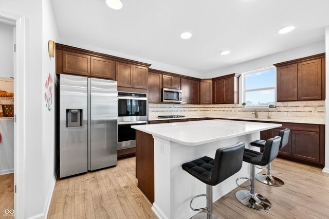 3073 Creekridge Court, Columbus, IN 47201