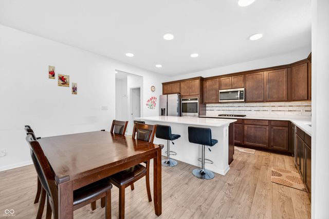 3073 Creekridge Court, Columbus, IN 47201