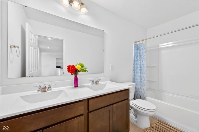 3073 Creekridge Court, Columbus, IN 47201