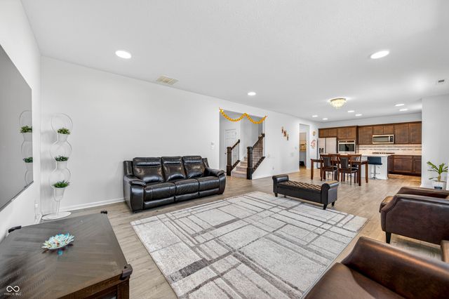 3073 Creekridge Court, Columbus, IN 47201