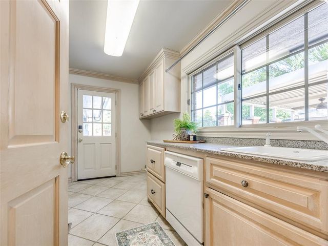 3933 Charing Cross Court, Norman, OK 73072