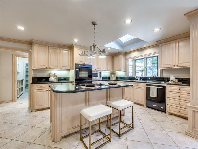 3933 Charing Cross Court, Norman, OK 73072