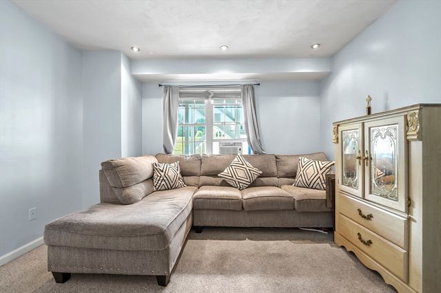 14 Victoria Garden B, Framingham, MA 01701