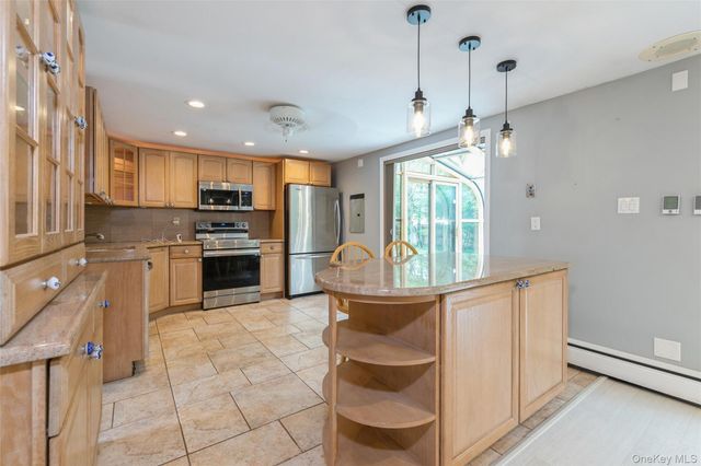 28 Campus Lane, Ronkonkoma, NY 11779