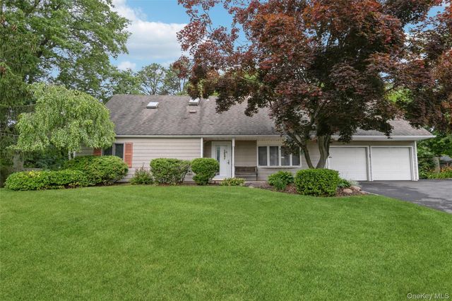 28 Campus Lane, Ronkonkoma, NY 11779
