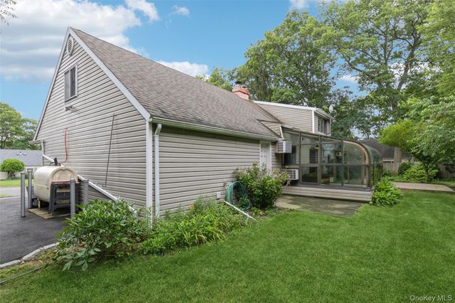 28 Campus Lane, Ronkonkoma, NY 11779