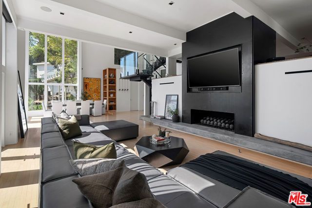 9340 Readcrest Drive, Beverly Hills, CA 90210