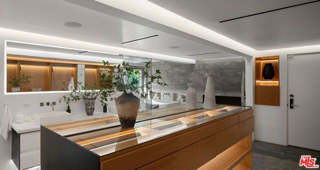 9340 Readcrest Drive, Beverly Hills, CA 90210