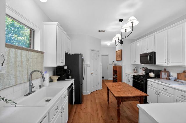 300 N Carriage Hills DR, Georgetown, TX 78626