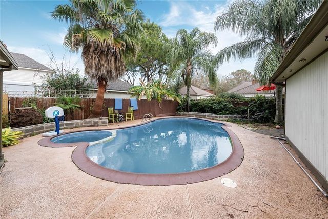 2105 Meadow Parkway N N, League City, TX 77573