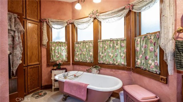 24083 Cresta Drive, Crestline, CA 92325