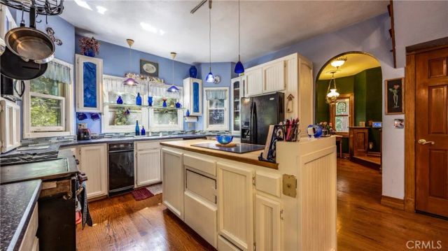 24083 Cresta Drive, Crestline, CA 92325