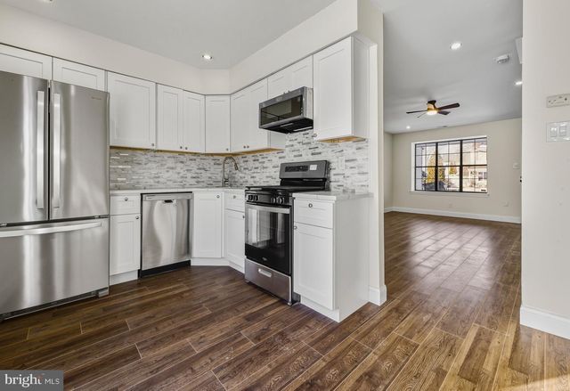 10 HEYWOOD LN, Sicklerville, NJ 08081