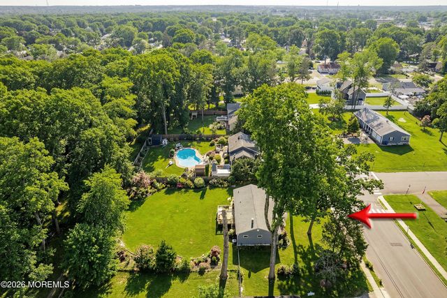 39 Blue Jay Drive, Toms River, NJ 08755