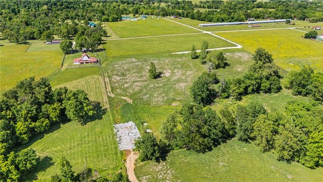 19057 Strawberry Plant Road, Fayetteville, AR 72704