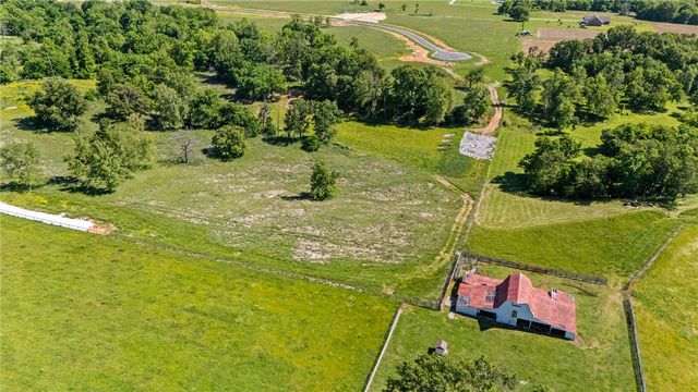 19057 Strawberry Plant Road, Fayetteville, AR 72704