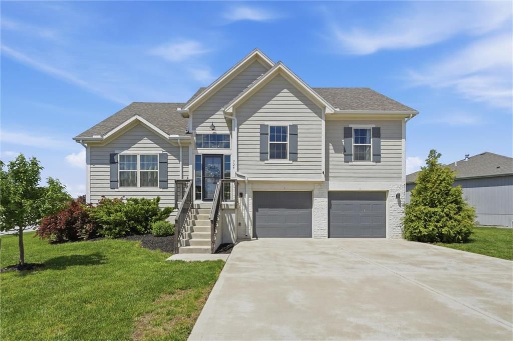 729 Juniper Drive, Blue Springs, MO 64014