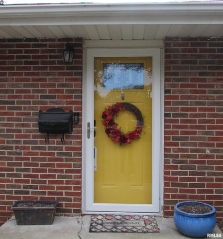 300 LAKESIDE Avenue, Pekin, IL 61554